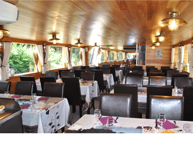 Intérieur de la péniche Cap de Miol