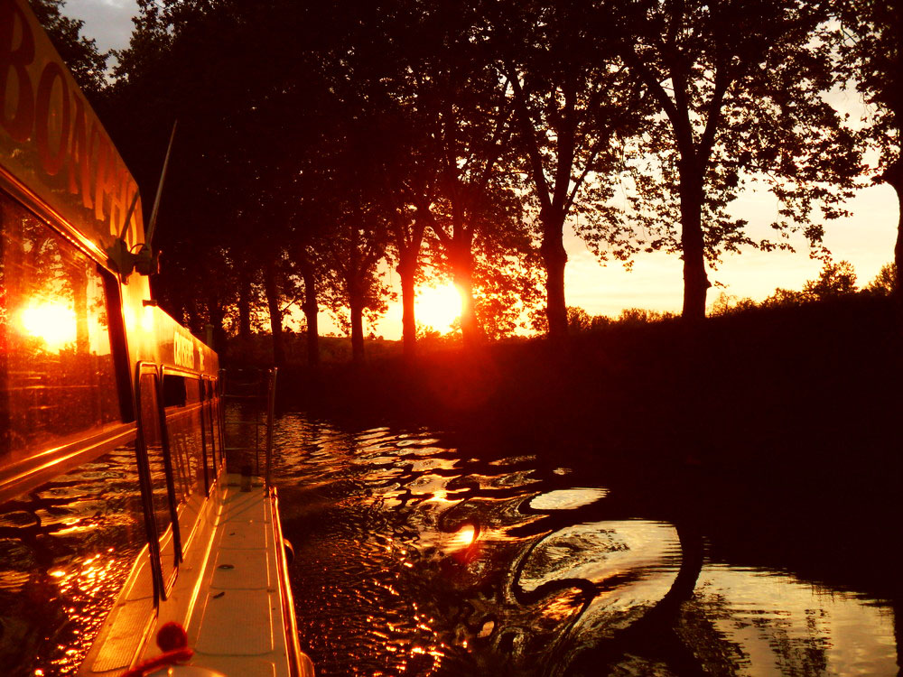 Bateaux du Midi, croisières en bateau sur le Canal du Midi 2rd8q coucher soleil canal